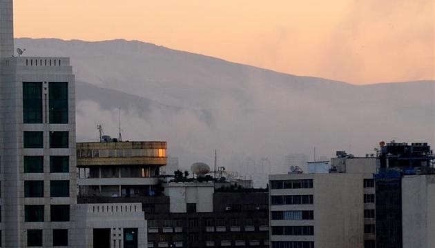 De la fumée s’élevait sur la capitale syrienne Damas après les frappes de la coalition dirigée par les États-Unis contre la Syrie, le 14 avril. Photo : Xinhua.
