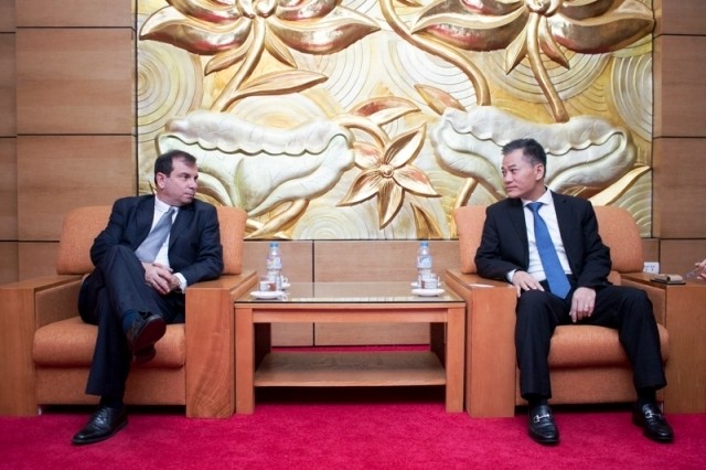 Le vice-président et secrétaire général de l’UOAV, Dôn Tuân Phong (à droite), et le président de l’ICAP, Fernando Gonzalez Llort, le 10 avril à Hanoi. Photo: NDEL.