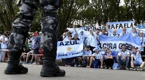 Des supporteurs argentins à Porto Alegre, avant le match de poule contre le Nigeria, le 24 juin. Pour la finale le 13 juillet, la Police militaire devrait placer 2.500 agents dans les rues de Rio de Janeiro. Photo : CVN.