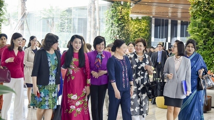 Nguyên Thi Hiên, épouse du Président vietnamien Trân Dai Quang, et des femmes diplomates étrangères visitent Flamingo Dai Lai Resort à Vinh Phuc. Photo: TGVN.
