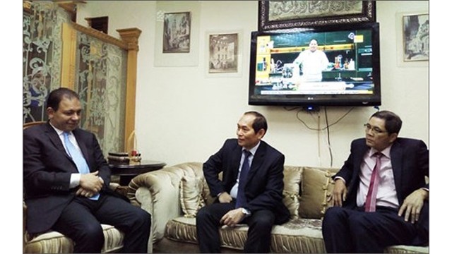 Le directeur adjoint général, Nguyên Xuân Huy, et l’ambassadeur du Vietnam en Égypte, Dô Hoàng Long, lors d’une séance de travail avec le directeur de la Télévision égyptienne.