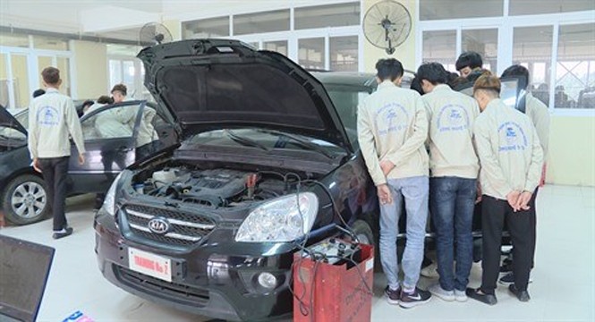 Un cours pratique des étudiants de la faculté d’ingénierie automobile du VCAM de Vinh Phuc. Photo : CVN
