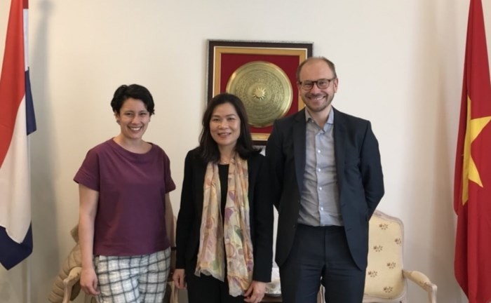 L’ambassadrice vietnamienne aux Pays-Bas, Ngô Thi Hoa (au milieu), et les deux représentants de l’Institut pour l’éducation de l’eau de Delft, Vanessa de Oliveira et Ewoud Kok. Photo : VNA.