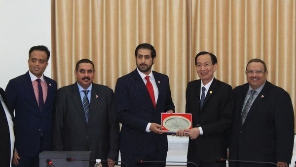 Le vice-président du Comité populaire de HCM-Ville, Lê Thanh Liêm (2e à droite), et le prince Sheik Daij bin Isa Al Khalifa, président du Conseil d'affaires ASEAN-Bahreïn (3e à droite). Photo : VNA.