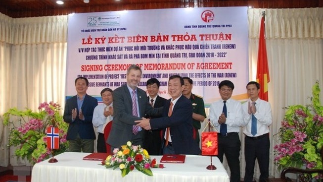 Cérémonie de signature d’un accord entre le Comité populaire de la province de Quang Tri et l’organisation NPA, le 18 avril à Quang Tri. Photo: VNA.