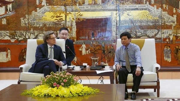 Le vice-président du Comité populaire de la ville de Hanoi, Ngô Van Quy (à droite), et l’ambassadeur suédois au Vietnam, Pereric Hogberg. Photo: KTDT.