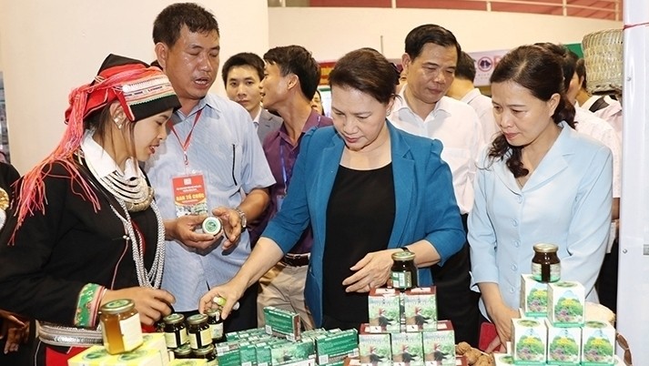 La Présidente de l'Assemblée nationale vietnamienne, Nguyên Thi Kim Ngân (2e, à droite), en visite d’un stand de la foire. Photo : VNA.