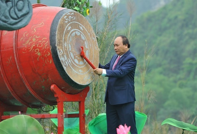 Le Premier ministre Nguyên Xuân Phuc donne le coup d’envoi de la fête de Tràng An 2018. Photo : VNA.