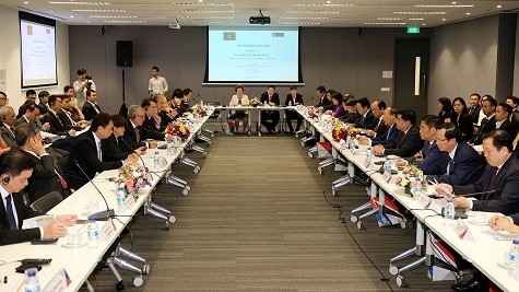 Vue générale du dialogue entre le PM Nguyên Xuân Phuc et les chefs d'entreprises singapouriennes, le 27 avril. Photo : VGP.