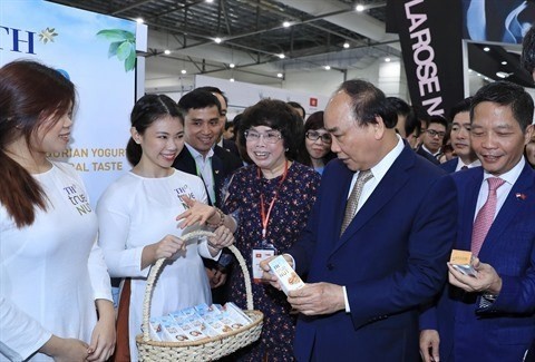 Le Premier ministre vietnamien Nguyên Xuân Phuc (2e à droite) visite le stand de TH, le 26 avril à Singapour. Photo: TH.