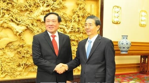Le président de la CPS du Vietnam, Nguyên Hoa Binh (à gauche) et le directeur de la Commission pour les Affaires politiques et juridiques du CC du PCC, Guo Shengkun. Photo: VNA.