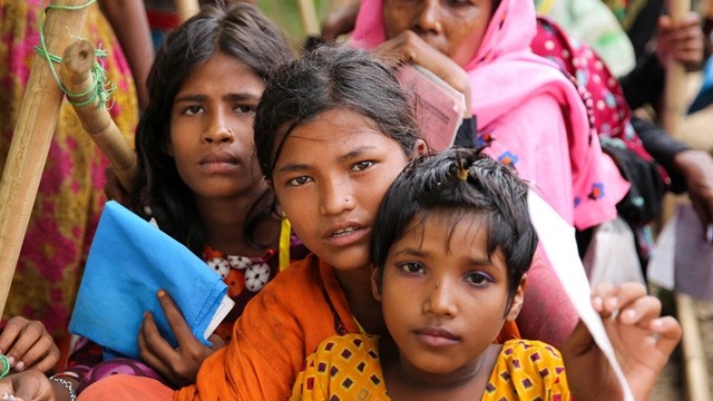 Des femmes et des enfants attendent de l'aide à Cox's Bazar, au Bangladesh, où des centaines de milliers de Rohingyas se sont réfugiés. Photo : ONU.