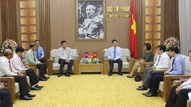Séance de travail entre le vice-ministre vietnamien de la Justice, Lê Thành Long (à droite), et son homologue laotien, Seumsouk Simphavong, le 8 mai, à Hanoi. Photo : baophapluat.vn.