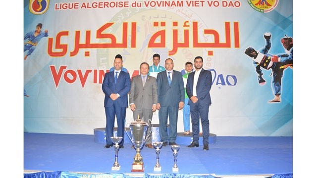 L’ambassadeur du Vietnam en Algérie, Pham Quôc Tru (2e à gauche), lors de la cérémonie de remise des prix. Photo : FAV.