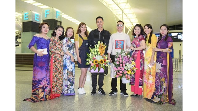 Le styliste Dô Trinh Hoài Nam et son équipe est à aéroport international de Nôi Bài pour participer au Festival de Cannes. Photo : http://cinet.vn 