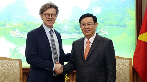 Le Vice-Premier ministre Vuong Dinh Huê (à droite) et l'ambassadeur de Suède au Vietnam, Pereric Högberg, le 11 mai à Hanoi. Photo : VGP.