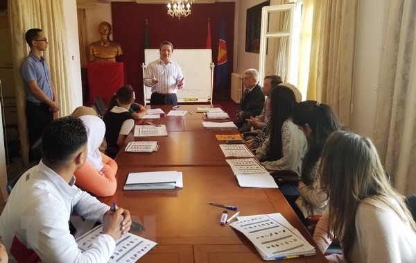La classe de langue vietnamienne en Algérie. Photo: VNA.