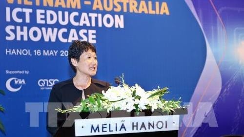 Yvonne Chan, consul général adjoint chargé du commerce de l'Australie, prend sa parole lors de la colloque. Photo : VNA.