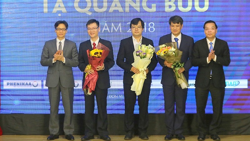 Le vice-PM Vu Duc Dam et le ministre des Sciences et des Technologies, Chu Ngoc Anh, félicitent les trois lauréats du prix. Photo: VGP.