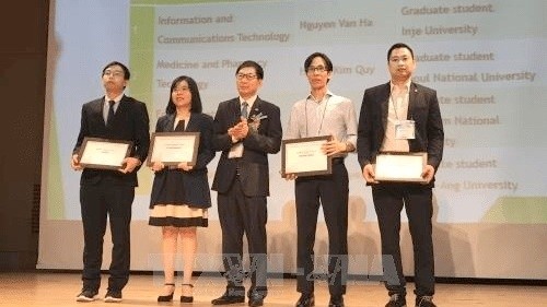 Les jeunes scientifiques récompensés lors de l'ACVYS 2018. Photo: VNA.