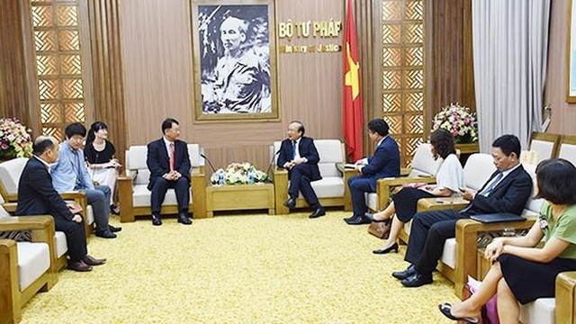 Rencontre entre le vice-ministre de la Justice du Vietnam, Phan Chi Hiêu et Bang Hyun Woo, vice-directeur de Samsung Electronics Vietnam. Photo : baophapluat.vn.