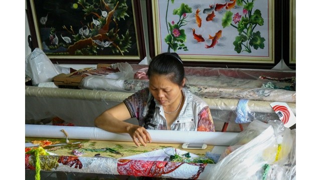 Un artisan du village de métier de broderie de Quât Dông. Photo : Hà Phuong Thao/NDEL
