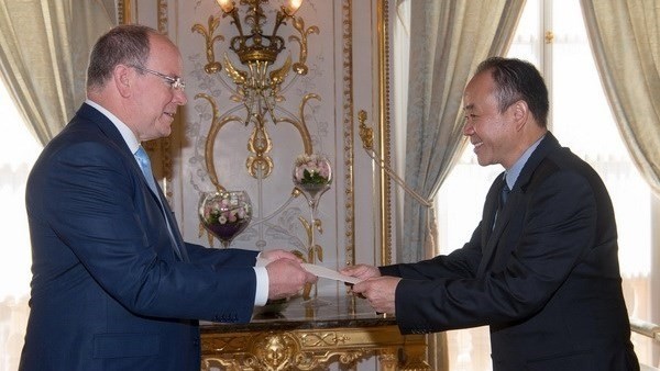 Le prince de Monaco (à gauche) et l'ambassadeur du Vietnam en France et à Monaco Nguyên Thiêp. Photo: VNA. 