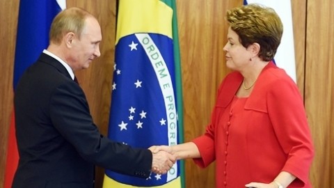 Le président russe Vladimir Poutine et la présidente brésilienne Dilma Rousseff, au 6e sommet des BRICS, le 15 juillet au Brésil. Photo: CVN.