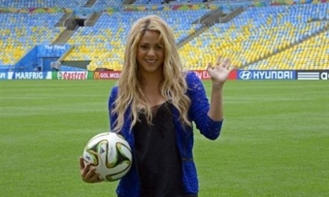 La chanteuse Shakira pose dans le stade Maracana de Rio, le 12 juillet. Photo: VNA/CVN