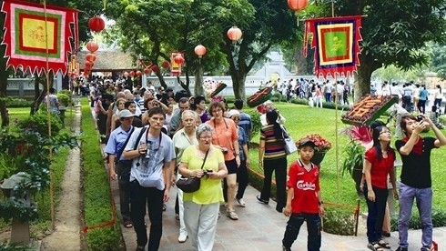 Hanoi séduit les touristes étrangers avec ses pagodes, palais, maisons coloniales et sa vie bouillonnante. Photo: VNA.