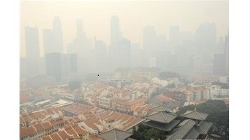 La ville de Singapour est couverte de brouillard en juin 2013. Photo: VNA.