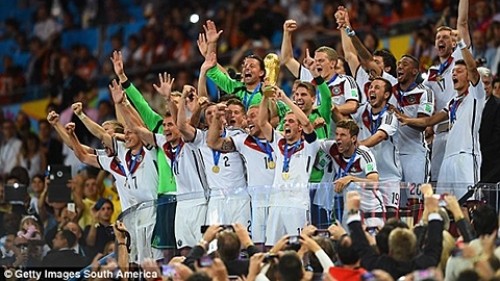 Les joueurs de la Nationalmannschaft avec leur trophée, 13 juillet à Rio. Photo: Getty Images.