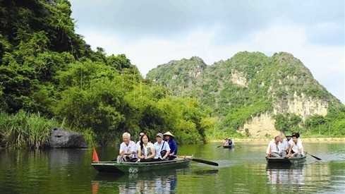 Tràng An se découvre le mieux en barque. Photo: Minh Duc/VNA/CVN.