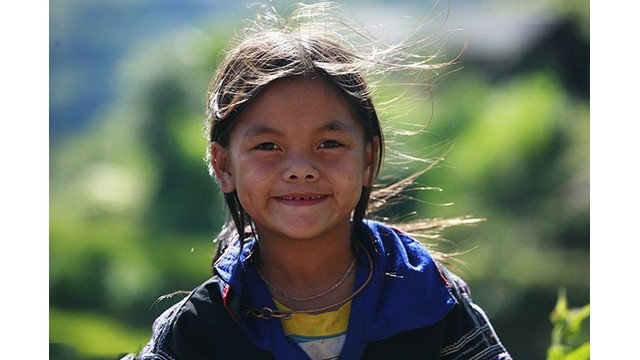La petite fille a un sourire naturel bien accueillant et un regard bien doux. Photo : http://dulich.dantri.com.vn/