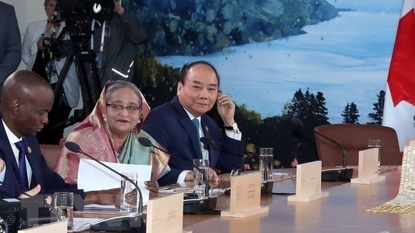 Le PM Nguyên Xuân Phuc (à droite) lors d'une réunion avec les dirigeants des pays du G7 et des pays invités. Photo : VNA.