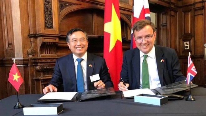 Le vice-ministre vietnamien de l’Industrie et du Commerce, Hoàng Quôc Vuong (à gauche), et son homologue britannique du Commerce extérieur Greg Hands. Photo : toquoc.vn.