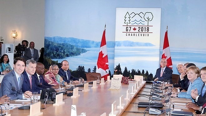 Le PM Nguyên Xuân Phuc en réunion les chefs des délégations du G7 et des pays invités. Photo : VNA.