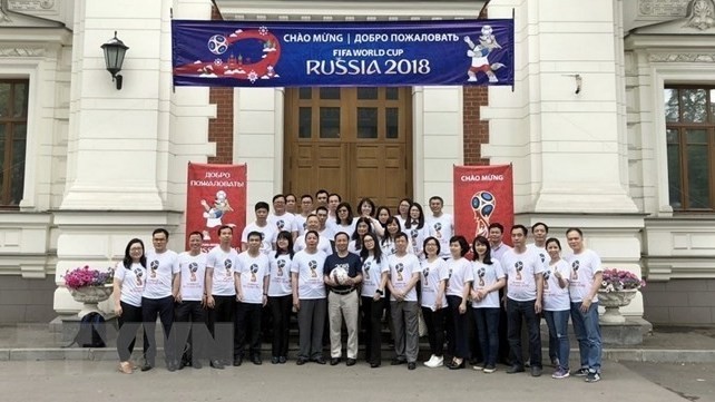 Le corps diplomatique de l'Ambassade du Vietnam en Russie salue la Coupe du monde de football 2018. Photo: VNA.