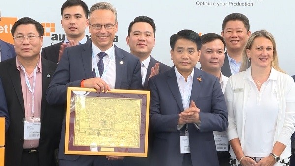 Le président du Comité populaire de la ville de Hanoi, Nguyên Duc Chung (2e à droite, 1er rang) et Armin Wittmann (2e à gauche, 1er rang), directeur d’Automatica 2018. Photo : kinhtedothi.vn.