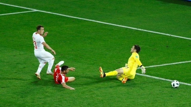 Le Suisse Xherdan Shaqiri marque son deuxième but. Photo: Reuters.