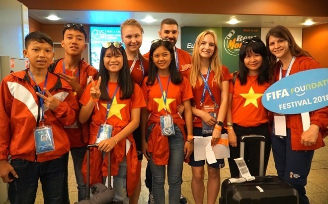 Les enfants vietnamiens à l'aéroport international de Cheremetievo, à Moscou. Photo : VNA