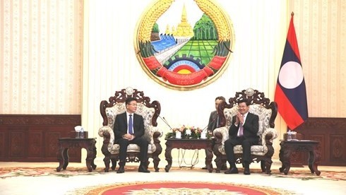 Le ministre vietnamien de la Justice, Lê Thành Long (à gauche), reçu par le PM laotien Thongloun Sisoulith, le 2 juillet à Vientiane. Photo : VOV.