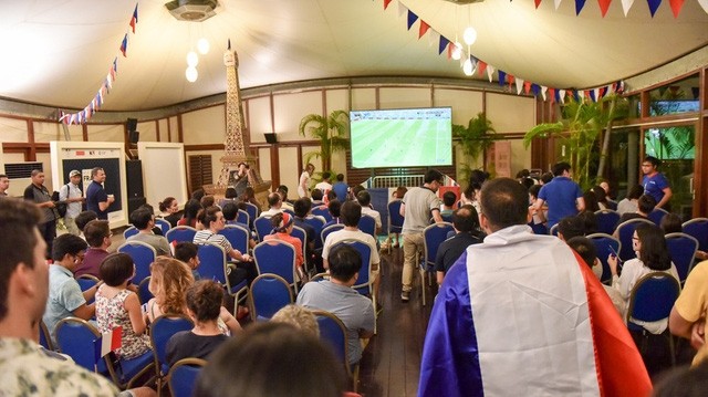 Joie des fans de l’équipe de France à Hanoi devant la victoire contre l’Uruguay