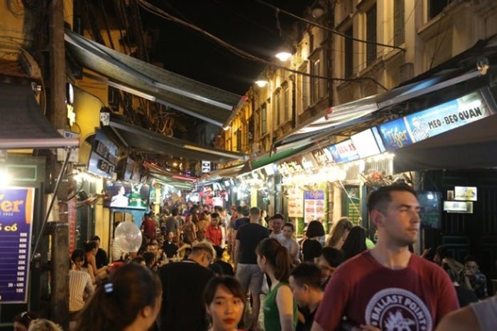 Depuis le début de la Coupe du Monde, le nombre de visiteurs étrangers affluant dans la rue Ta Hiên, surnommée « la rue des Tây ou rue des Occidentaux », augmente fortement, rendant son ambiance dans la soirée plus animée et excitée.