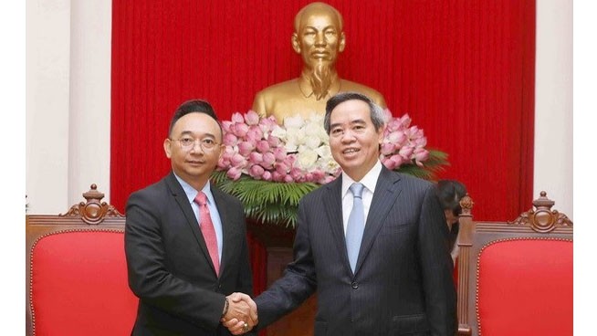 Le président de la Commission de l’Économie du CC du PCV, Nguyên Van Binh (à droite), et le vice-président de DELL EMC, Anothai Wettayakorn, le 11 juillet à Hanoi. Photo: VNA.