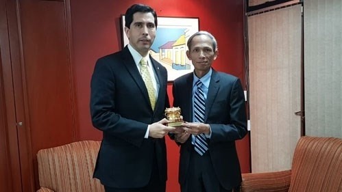 L'ambassadeur vietnamien Dang Xuân Dung (à droite) et le vice-ministre paraguayen des AE Federico Gonzalez. Photo : VNA.