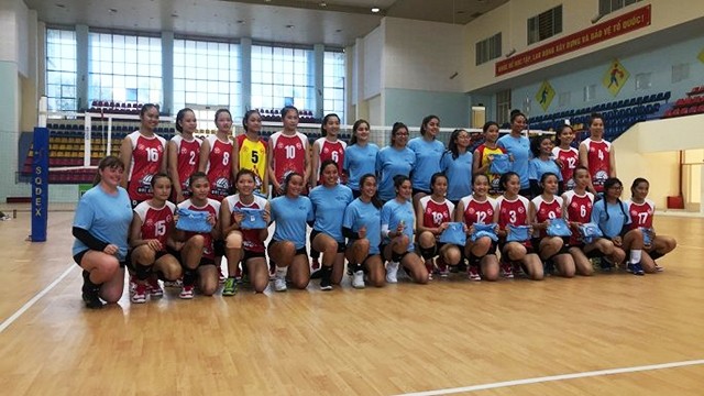 Les joueuses de volleyball vietnamiennes et américaines. Photo : Ambassade américaine au Vietnam.