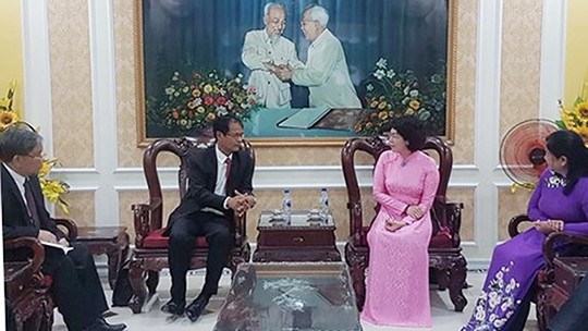 Tô Thi Bich Châu (robe rose), présidente du Comité du Front de la Patrie du Vietnam de Hô Chi Minh-Ville reçoit la délégation du Front laotien pour l’édification nationale de la province de Champasak. Photo : sggp.org.vn