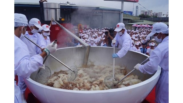 Le bol de « pho bo » de 1,3 tonnes obtient le record du monde Guinness. Photo : http://danviet.vn
