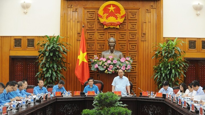 Le PM Nguyên Xuân Phuc (debout) lors de la réunion avec la Confédération générale du travail du Vietnam, le 25 juillet à Hanoi. Photo : Trân Hai/NDEL